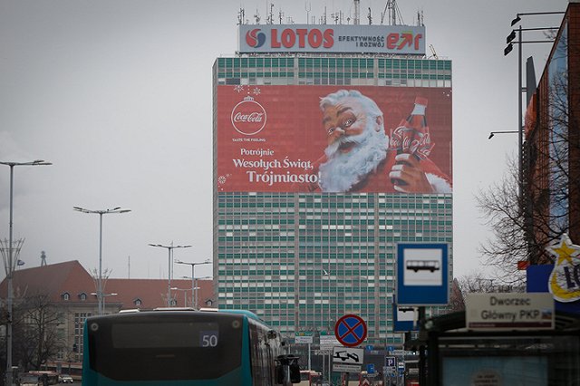 Сестра и брат-гей сразились за внимание чистильщика бассейна в рекламе Coca-Cola