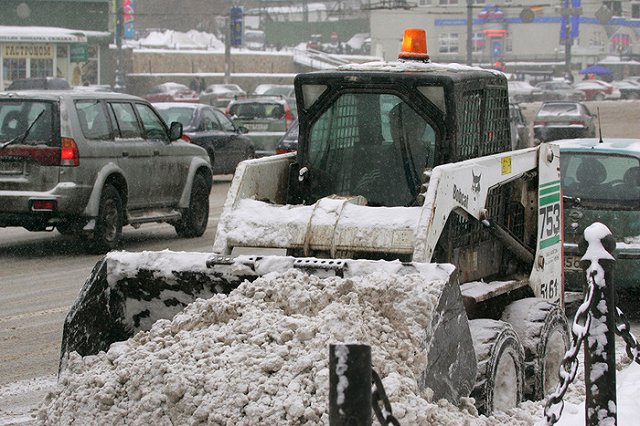 Службы благоустройства Екатеринбурга обработали участки с гололедом