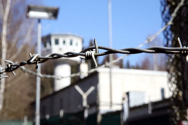 Дерзкий побег челябинского уголовника из полицейской машины сняли на регистратор