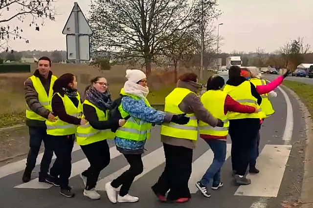 Французы протестуют против повышения цен на бензин. Пострадавших больше 100
