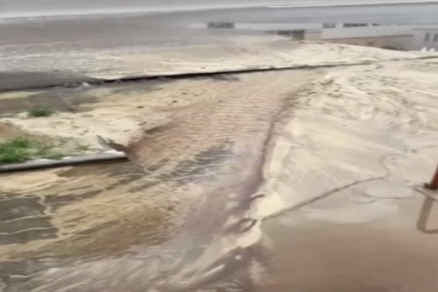 «Впервые такое вижу»: в Екатеринбурге на Ясной из-под асфальта полилась вода