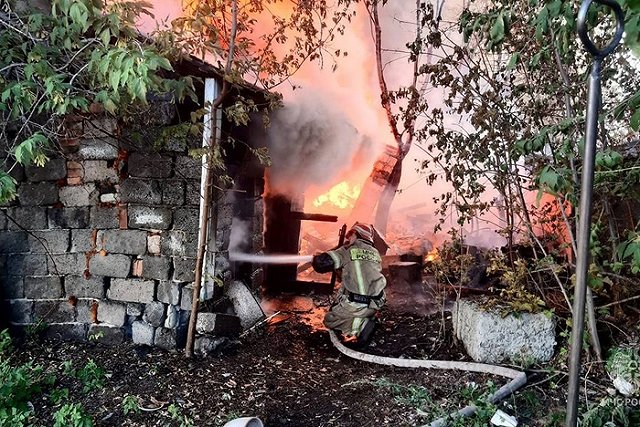 На Широкой Речке вспыхнул мощный пожар