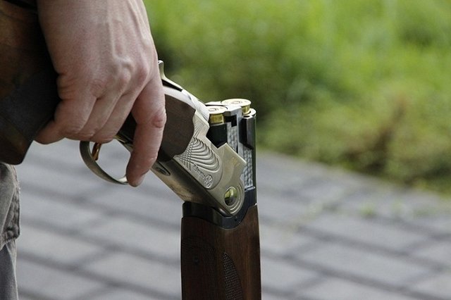 Свердловчанин без причины выстрелил на улице в дворника