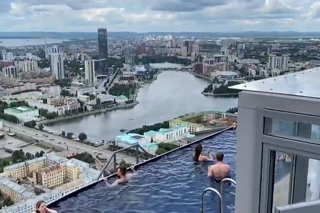 Экспертиза признала бассейн на крыше «Высоцкого» законным