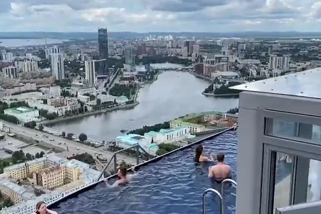 Экспертиза признала бассейн на крыше «Высоцкого» законным