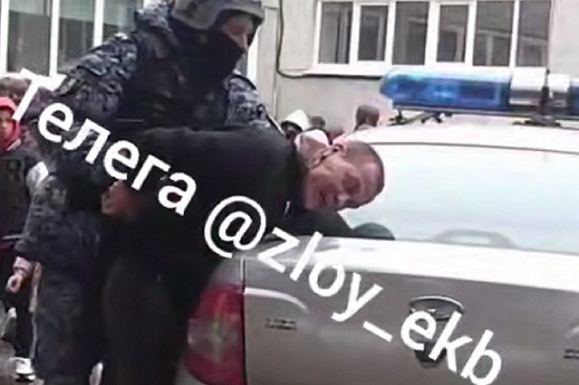 Курьер пришёл в школу Екатеринбурга и сообщил, что у него в коробке бомба