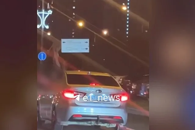 Девушка с голой грудью высунулась из машины во время движения в Академическом