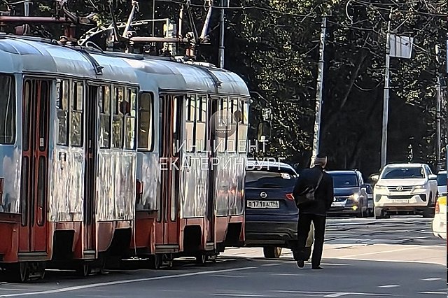 Возле УрФУ трамвай №15 столкнулся с легковушкой