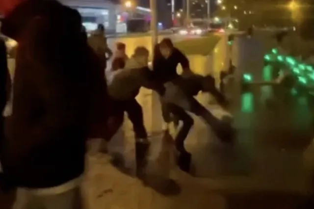 В Екатеринбурге подростки запинали ногами мужчину из-за замечания и выложили видео в интернет