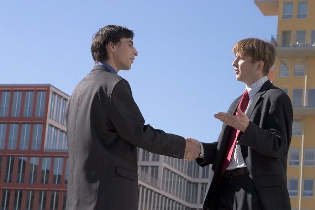 Британские ученые рекомендовали проводить часть рабочего дня стоя