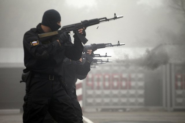 В Подмосковье неизвестные автоматчики отобрали пистолеты у фельдъегерей