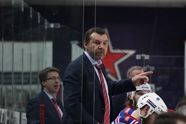 У экс-наставника сборной России по хоккею Олега Знарока умер отец