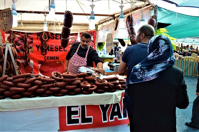 Российских туристов попросили не есть на улице в Турции