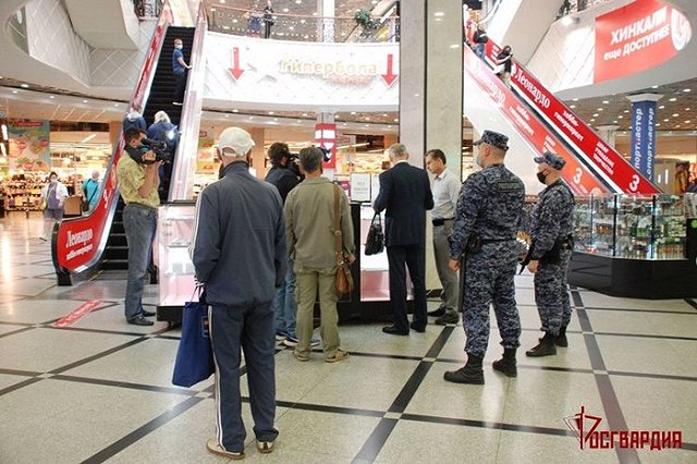 В Екатеринбурге росгвардейцы с автоматами проверяют масочный режим
