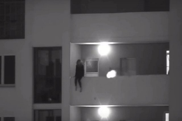 В Екатеринбурге девушку сняли с балкона 13 этажа