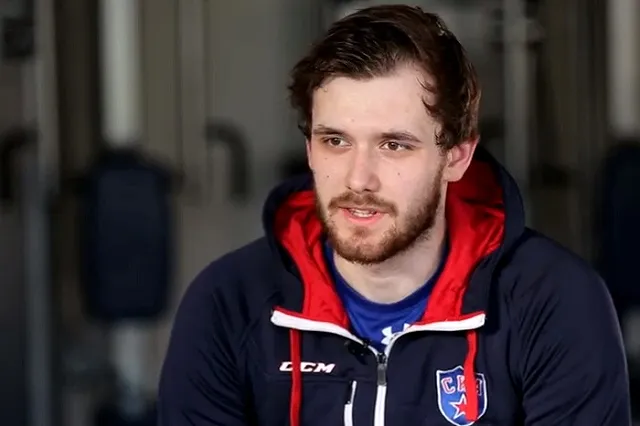 Российского хоккеиста в Финляндии заставили заклеить флаг РФ на шлеме