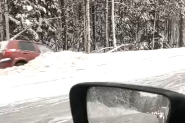 Два автомобиля вылетели в кювет на Серовском тракте в считаных метрах друг от друга