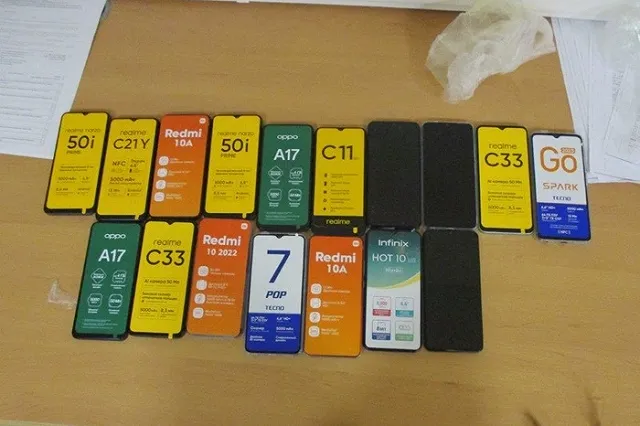 Кольцовские таможенники остановили пассажира, вылетавшего с чемоданом смартфонов