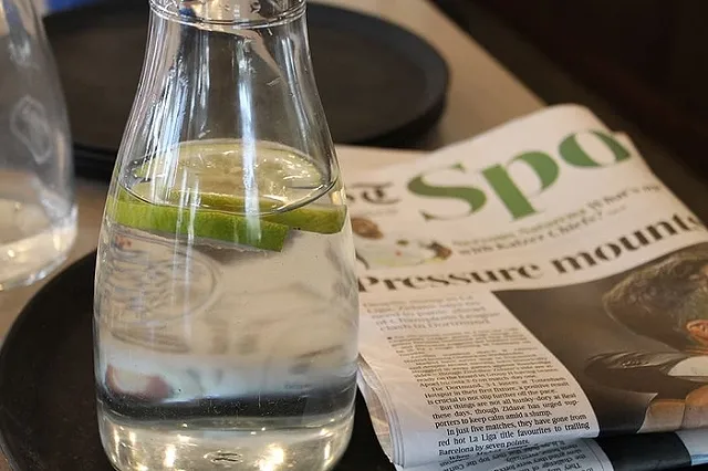 Врач объяснила, почему пить много воды полезно для позвоночника