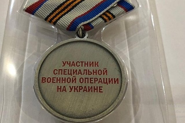 «Передовая. Подарки». Свердловский предприниматель за помощь фронту получил медаль «Участнику СВО»