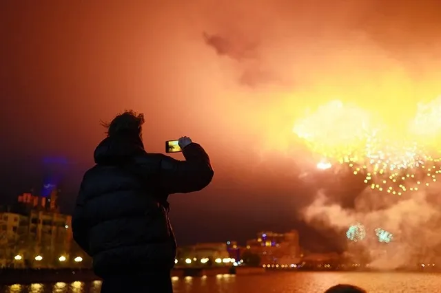 Салют из раритетных ЗиС-3 образца 1942 года дали в честь Дня Победы артиллеристы ЦВО