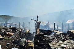 Семь жилых домов горят в одном из сел Свердловской области