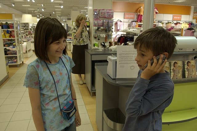 Нарколог: надо шариться не по карманам, а в телефонах детей