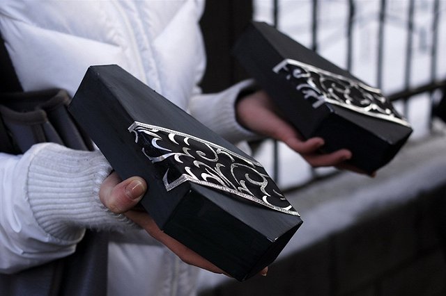 МВД уничтожит полтонны черной икры из катафалка браконьеров