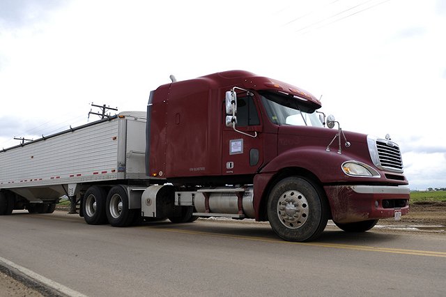 Дальнобойщики начали акцию протеста на МКАДе