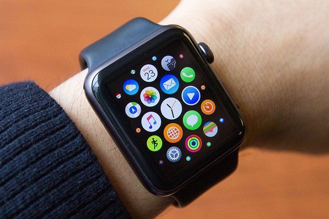 Министрам Британии запретили носить Apple Watch из-за «русских хакеров»