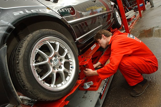 Екатеринбурженка отсудила у автосервиса 283 тыс. за угнанное и разбитое авто