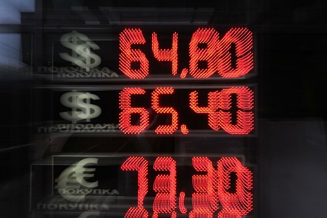 Рублю предрекают новое пике из-за расширения санкций