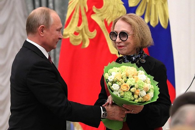 Актрису Инну Чурикову госпитализировали после падения со сцены