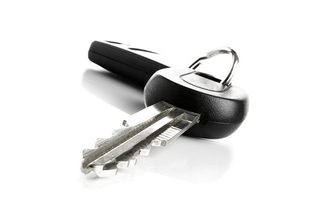 Женщина-водитель в одной футболке осталась на трассе у заблокированной машины