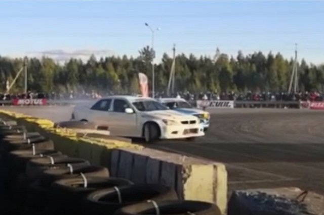 На Урале во время соревнований по дрифту иномарка врезалась в ограждение. Бампер улетел в зрителей
