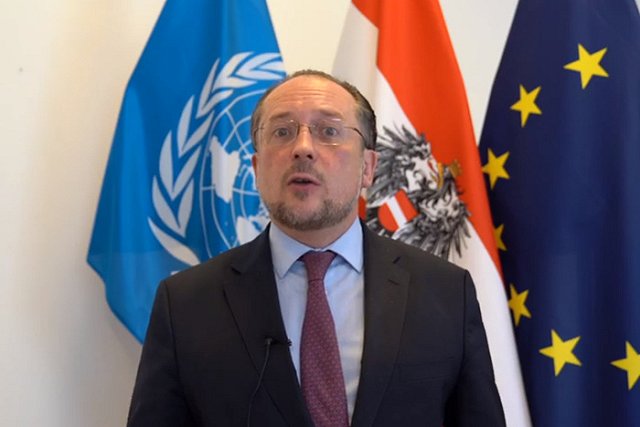 Глава МИД Австрии Шалленберг потребовал от России «убрать руки от Украины»