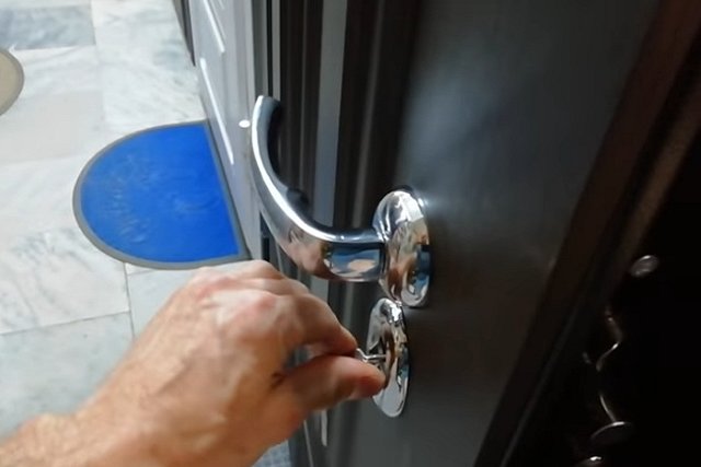 Екатеринбурженка пожаловалась на фирму по вскрытию дверных замков