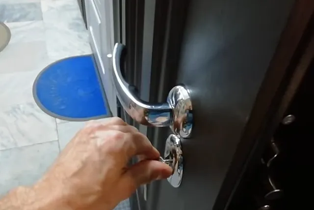 Екатеринбурженка пожаловалась на фирму по вскрытию дверных замков