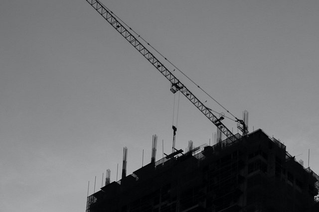 В Екатеринбурге рабочий из Узбекистана сорвался с 13-ого этажа и разбился насмерть