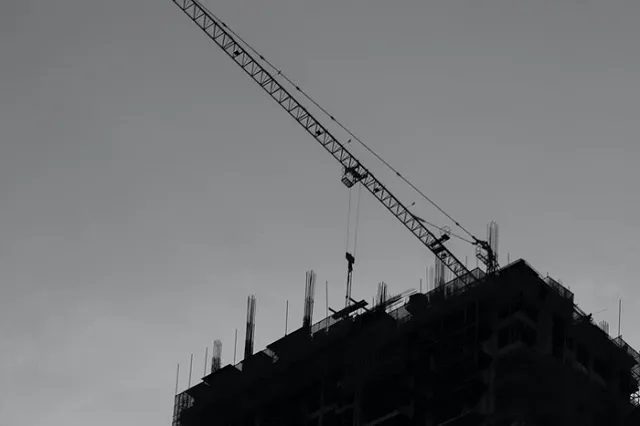 В Екатеринбурге рабочий из Узбекистана сорвался с 13-ого этажа и разбился насмерть