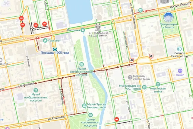 В Екатеринбурге новый троллейбус порвал провода, парализовав движение в центре