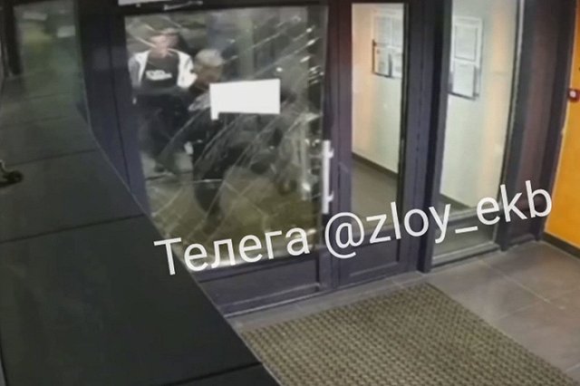 В Академическом молодой человек разгромил новый подъезд
