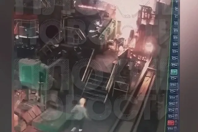 На свердловском заводе из-за всплеска металла загорелся рабочий