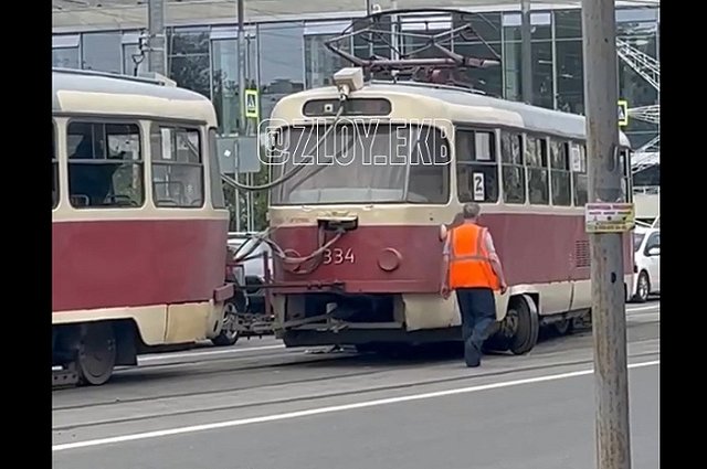 В центре Екатеринбурга трамвай сошёл с рельсов