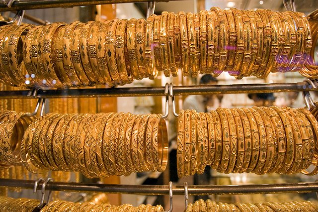 Ростовские воры украли ювелирку на четыре миллиона за разговорами с продавцом