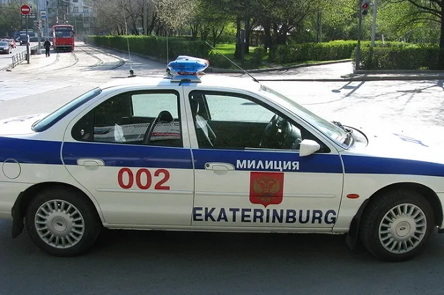 Свердловчанка набросилась на гаишников с ножом и молотком