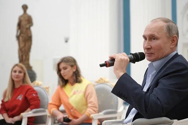 Песков отказался назвать иностранца, с которым Путин встретился 3 марта