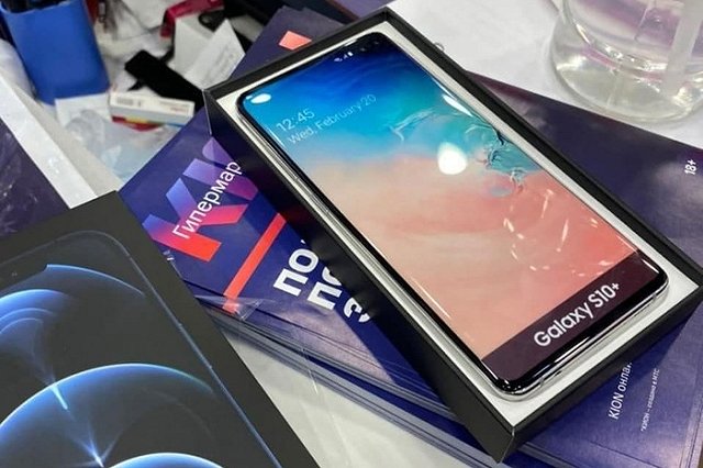 Молодому человеку в салоне сотовой связи продали муляж телефона за 100 тысяч рублей