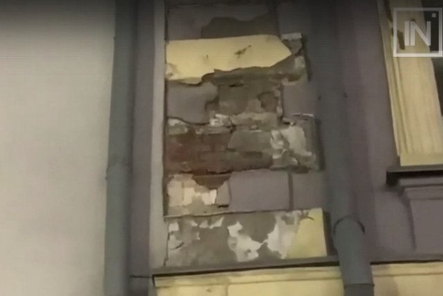 На Вайнера на екатеринбуржца едва не упал кусок штукатурки