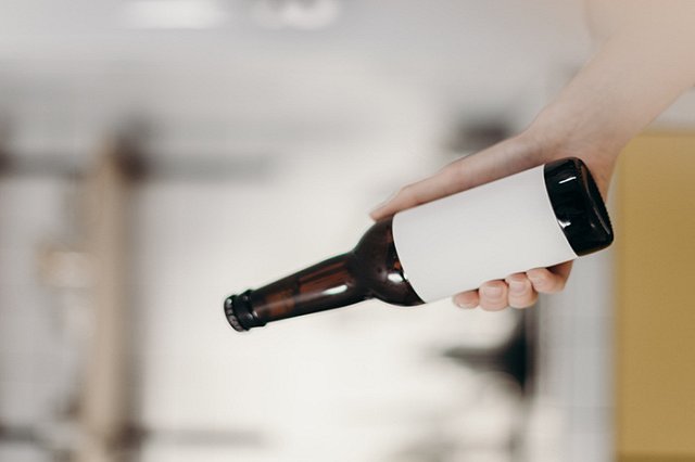 Новый тренд? На екатеринбурженку с высоты скинули бутылку с пивом